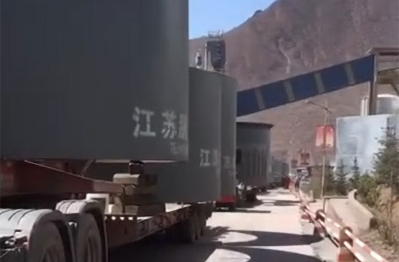 江苏鹏飞集团制造的4.3*64m回转窑顺利扺达西藏业主工地现场